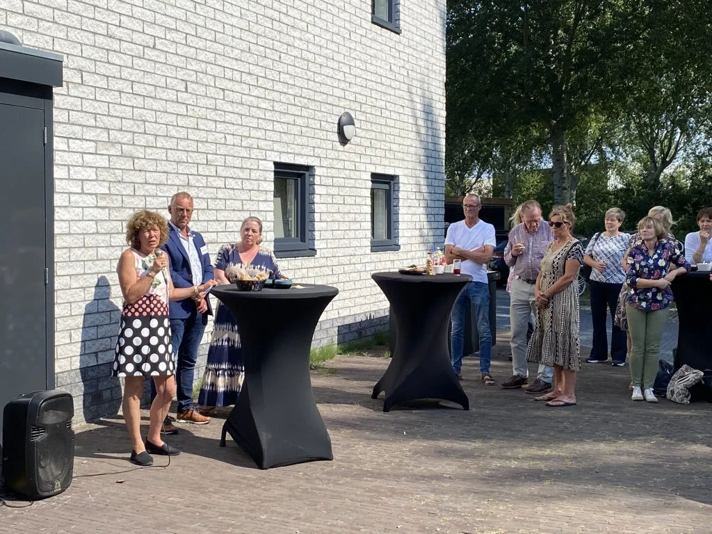 Wethouder Froukje de Jonge bij de opening van het trainigshuis.