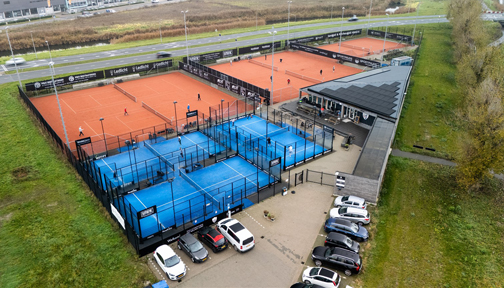 Luchtfoto van het gebouw en de velden van Tennis- en padelvereniging Het Nieuwe Land.